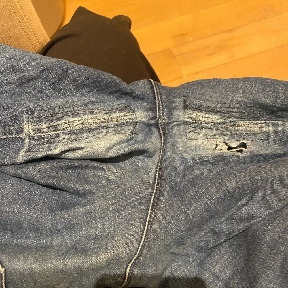 J Brand Dark Blue Button Fly Denim Size 30 Jeans. There’s some rips in middle